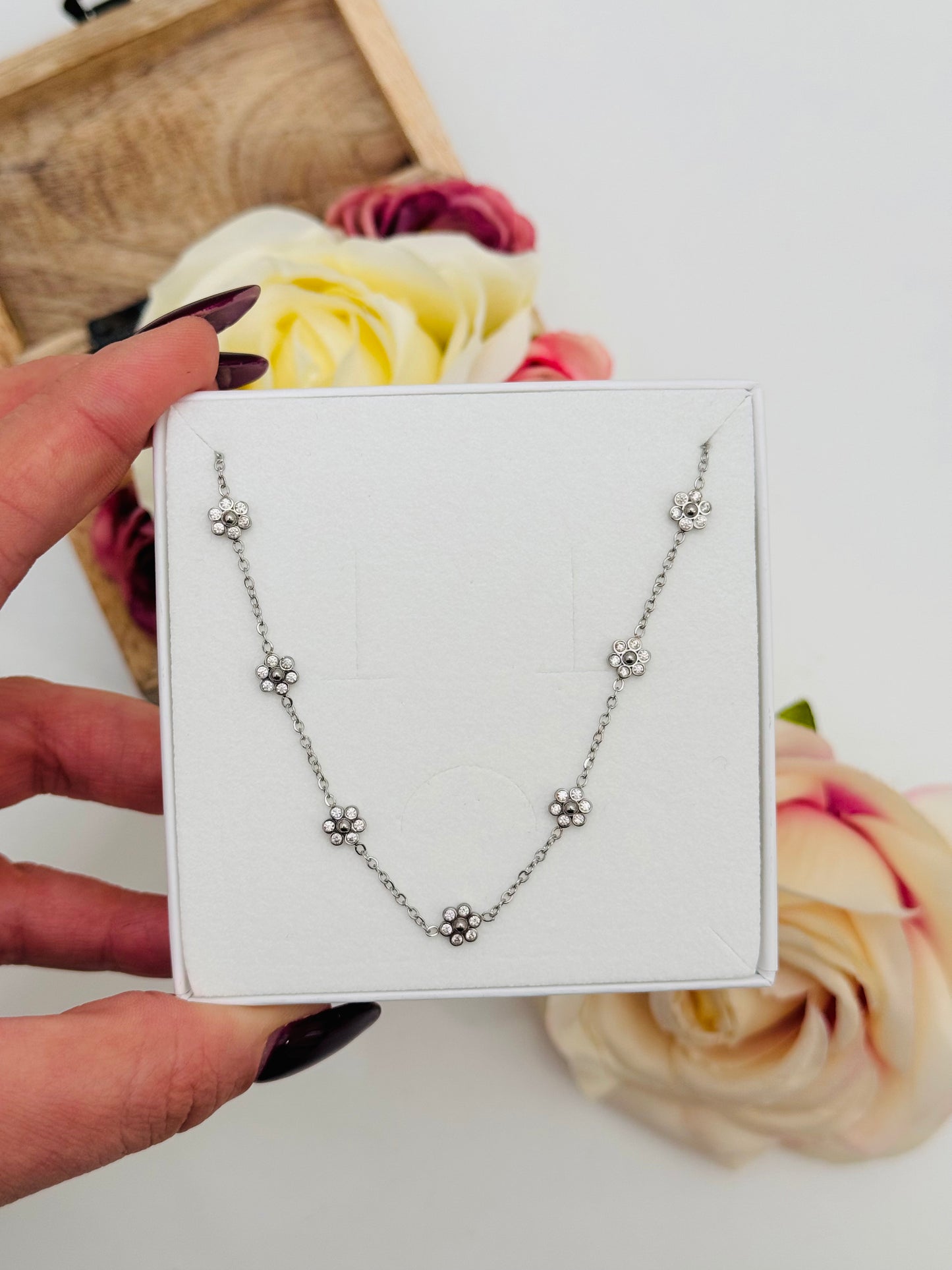 FLOWER CHOKER NECKLACE