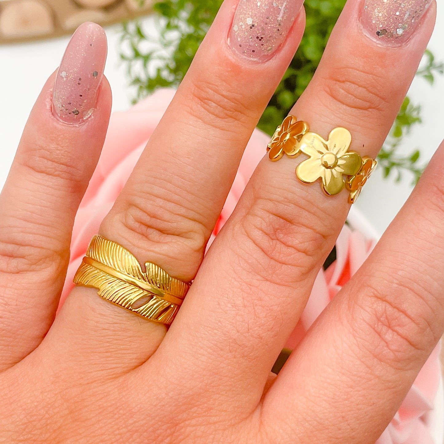 SET OF FEATHER+FLOWER RINGS