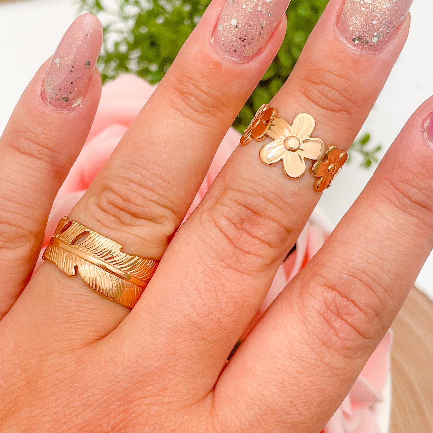 SET OF FEATHER+FLOWER RINGS